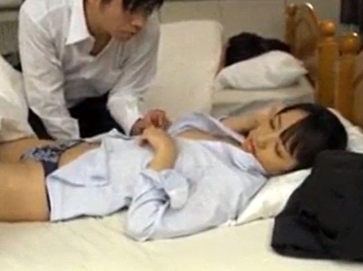 出張先のホテルで部下OLと相部屋♡先輩OLも参戦して3P会議へ発展